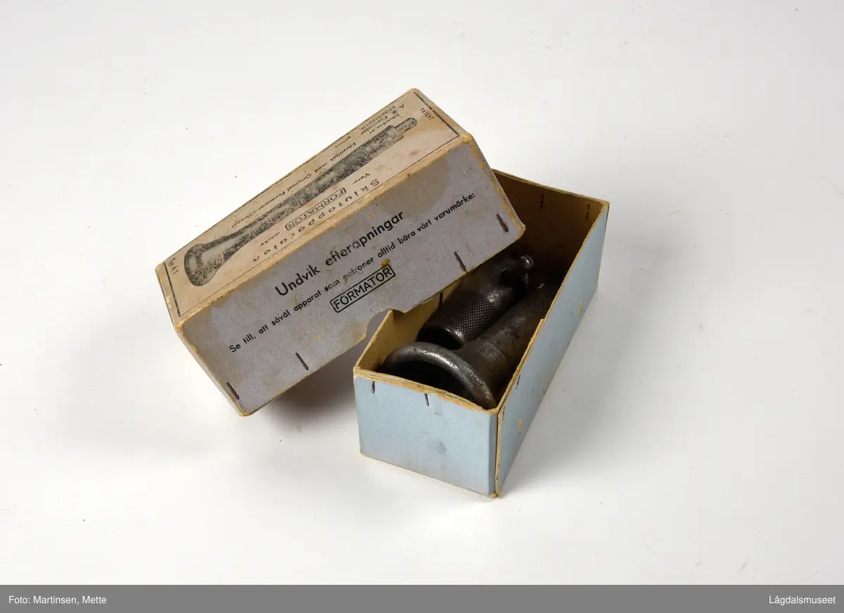 Slaktemaske i to deler liggende i original eske.