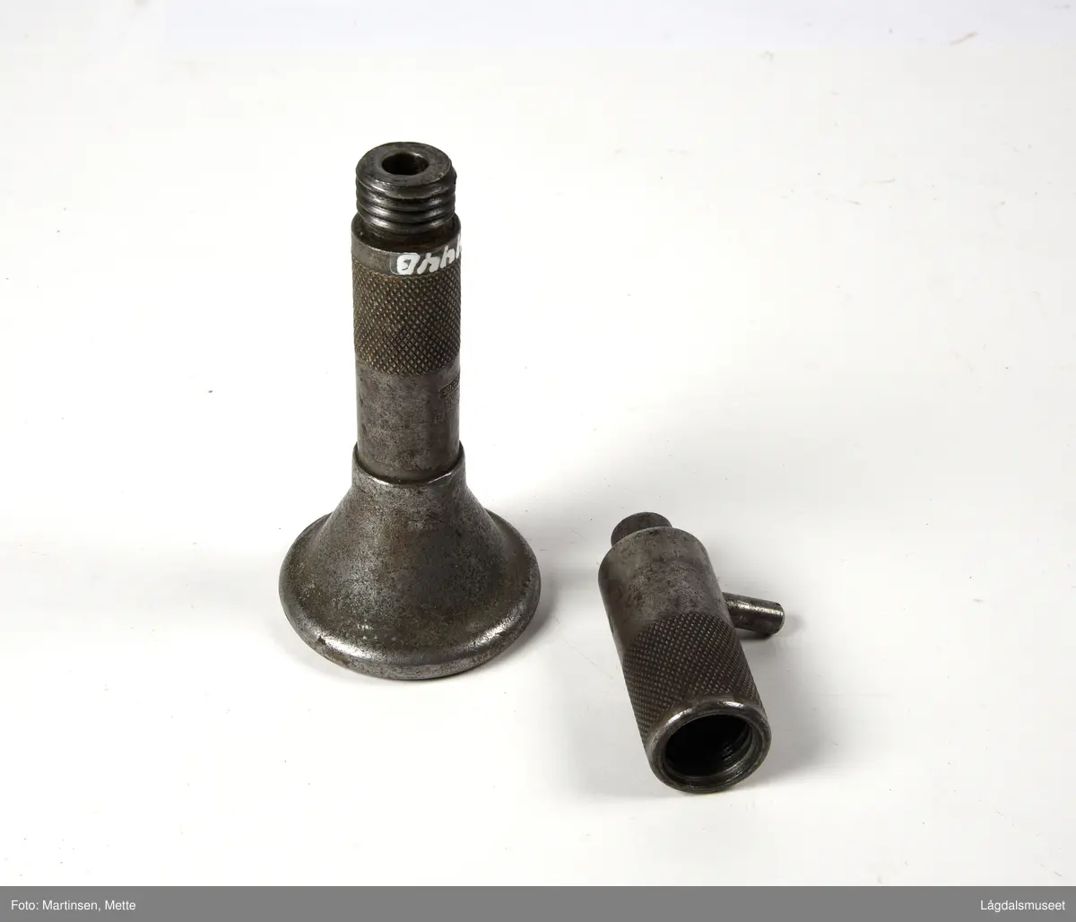 Slaktemaske i to deler liggende i original eske.