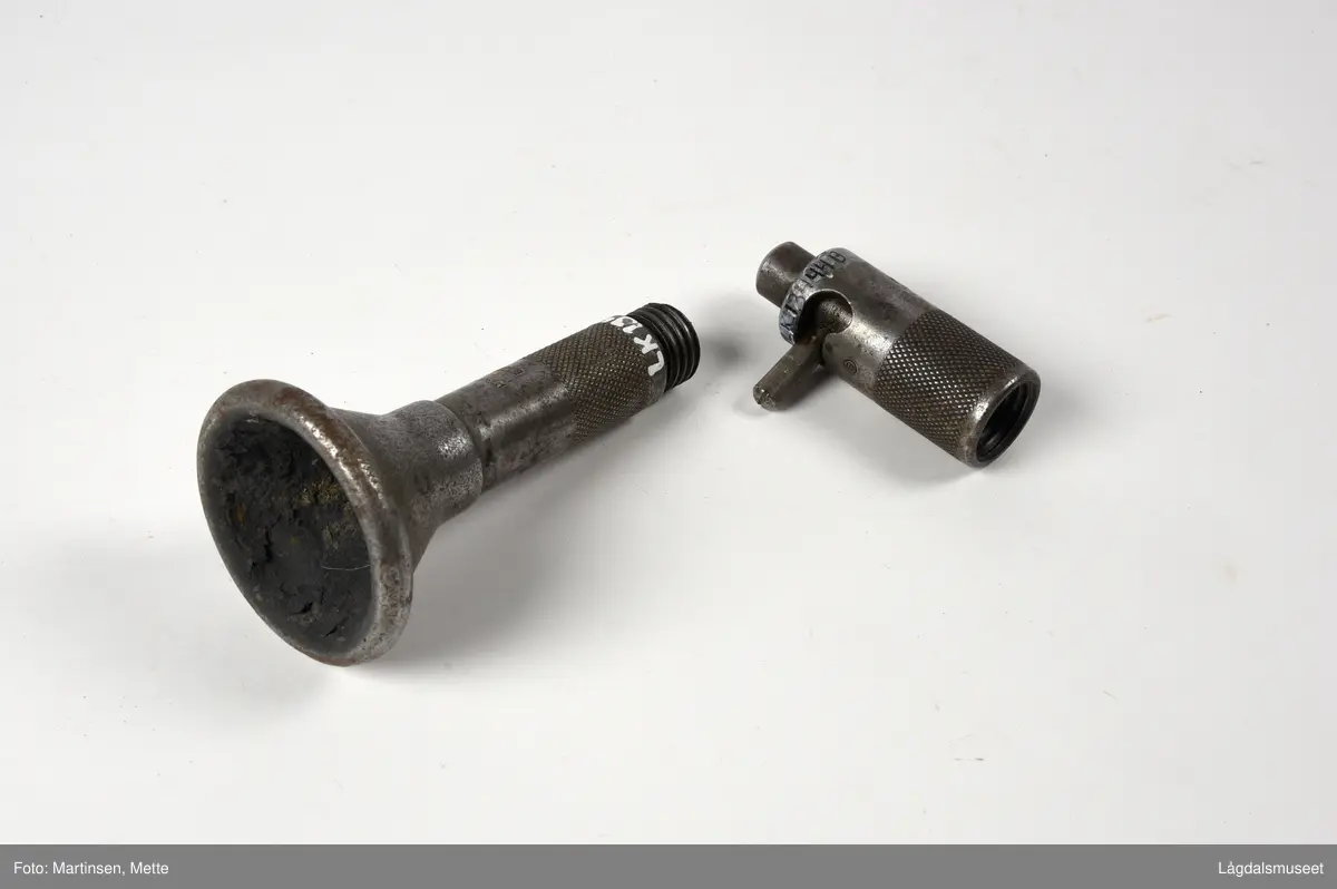 Slaktemaske i to deler liggende i original eske.