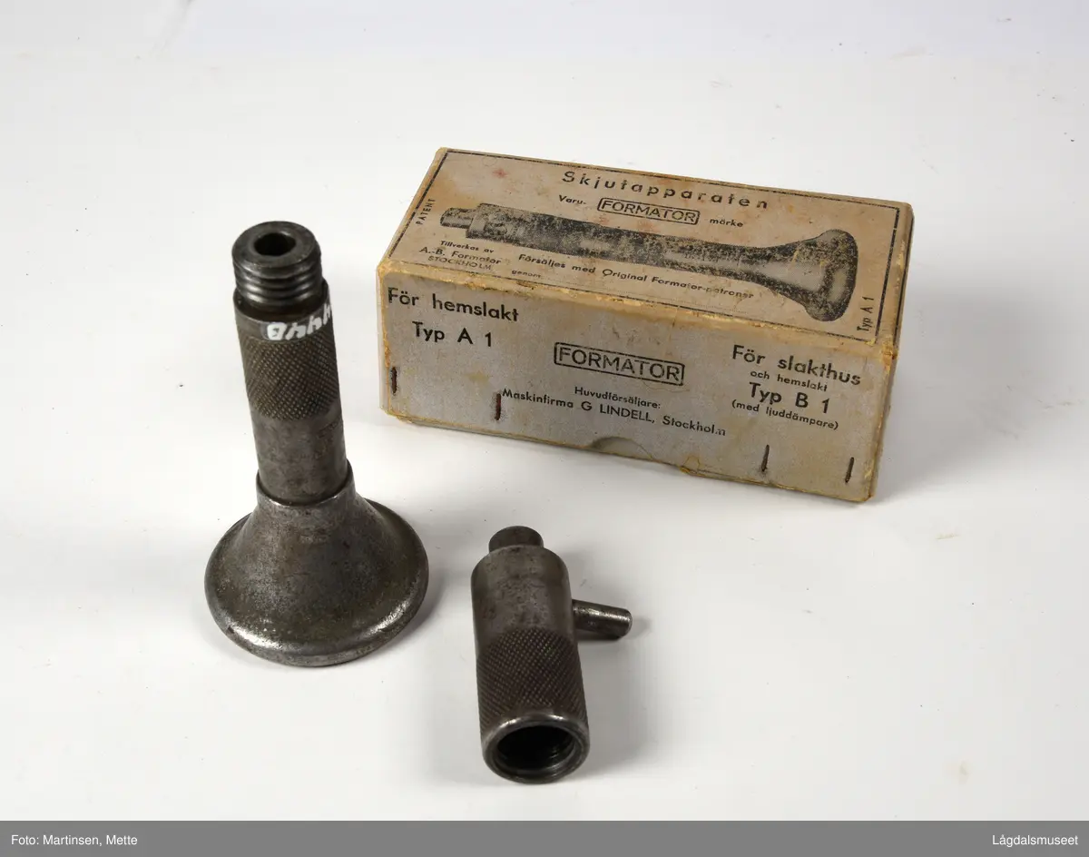 Slaktemaske i to deler liggende i original eske.