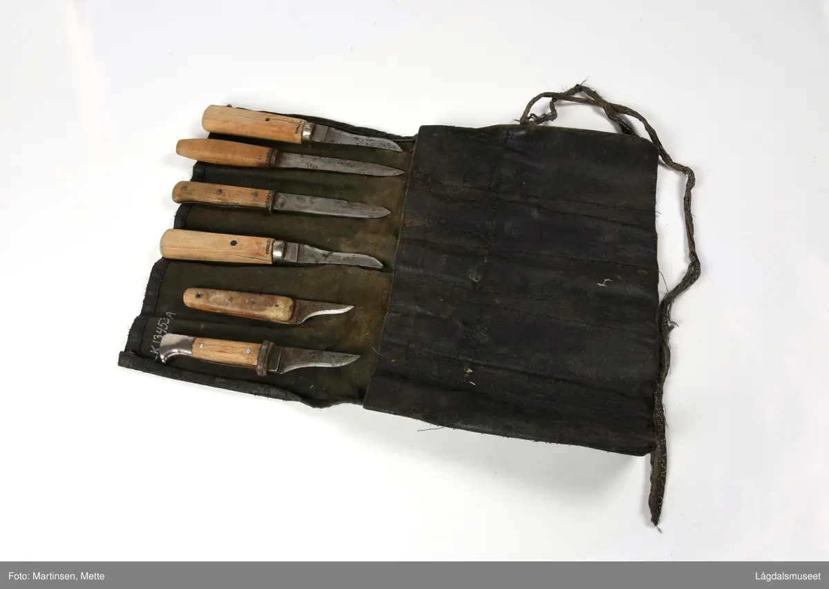 Hjemmesydd skinnfuteral med seks godt brukte slakterkniver.