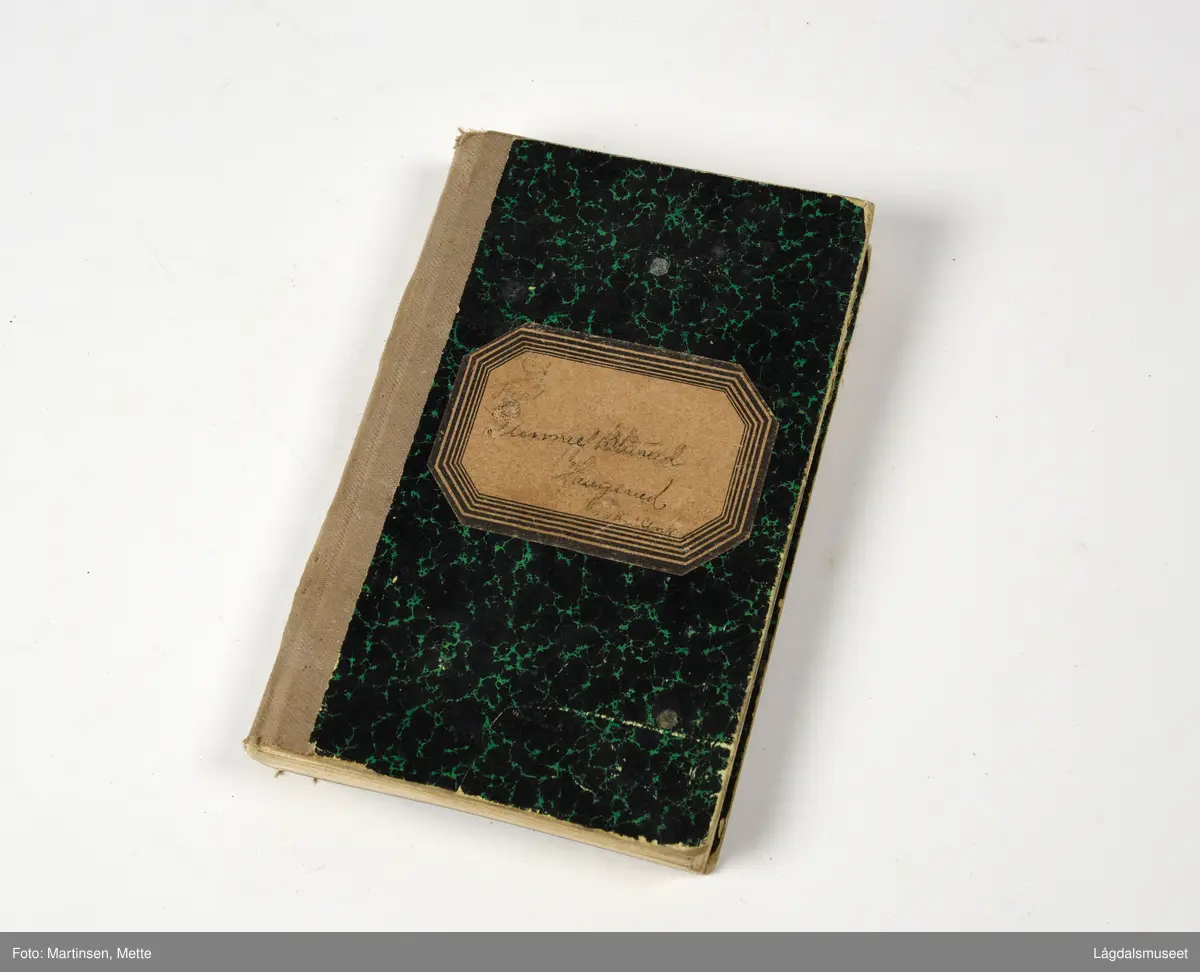 Notisbok brukt av Gunnulf Blårud ved loggføring av slaktearbeidet på siste halvdel av 1940-tallet. I tillegg to rundskriv. Det første gjelder priskunngjøring nr. 8/47 angående prisbestemmelser for omgangsslakting i Buskerud, Vestfold og Telemark fylker. Det andre er priskunngjøring nr. 1 1947 for maksimalpriser for godskjøring med hest i Buskerud, Vestfold og Telemark fylker.