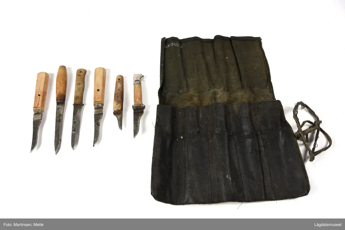 Hjemmesydd skinnfuteral med seks godt brukte slakterkniver.