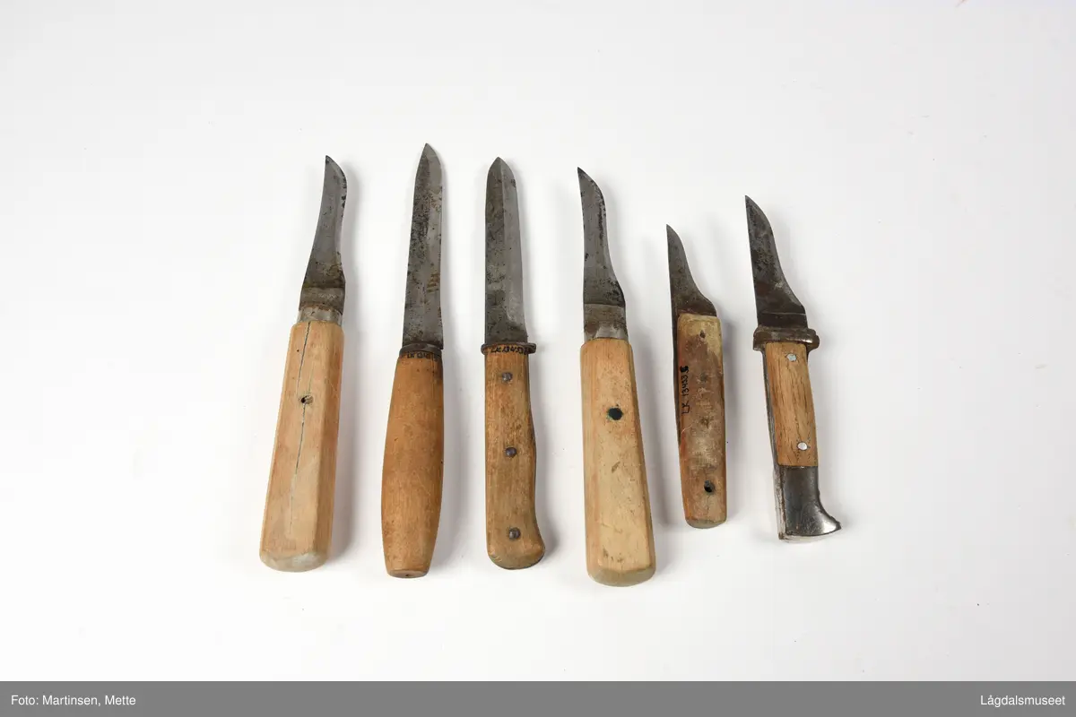 Hjemmesydd skinnfuteral med seks godt brukte slakterkniver.