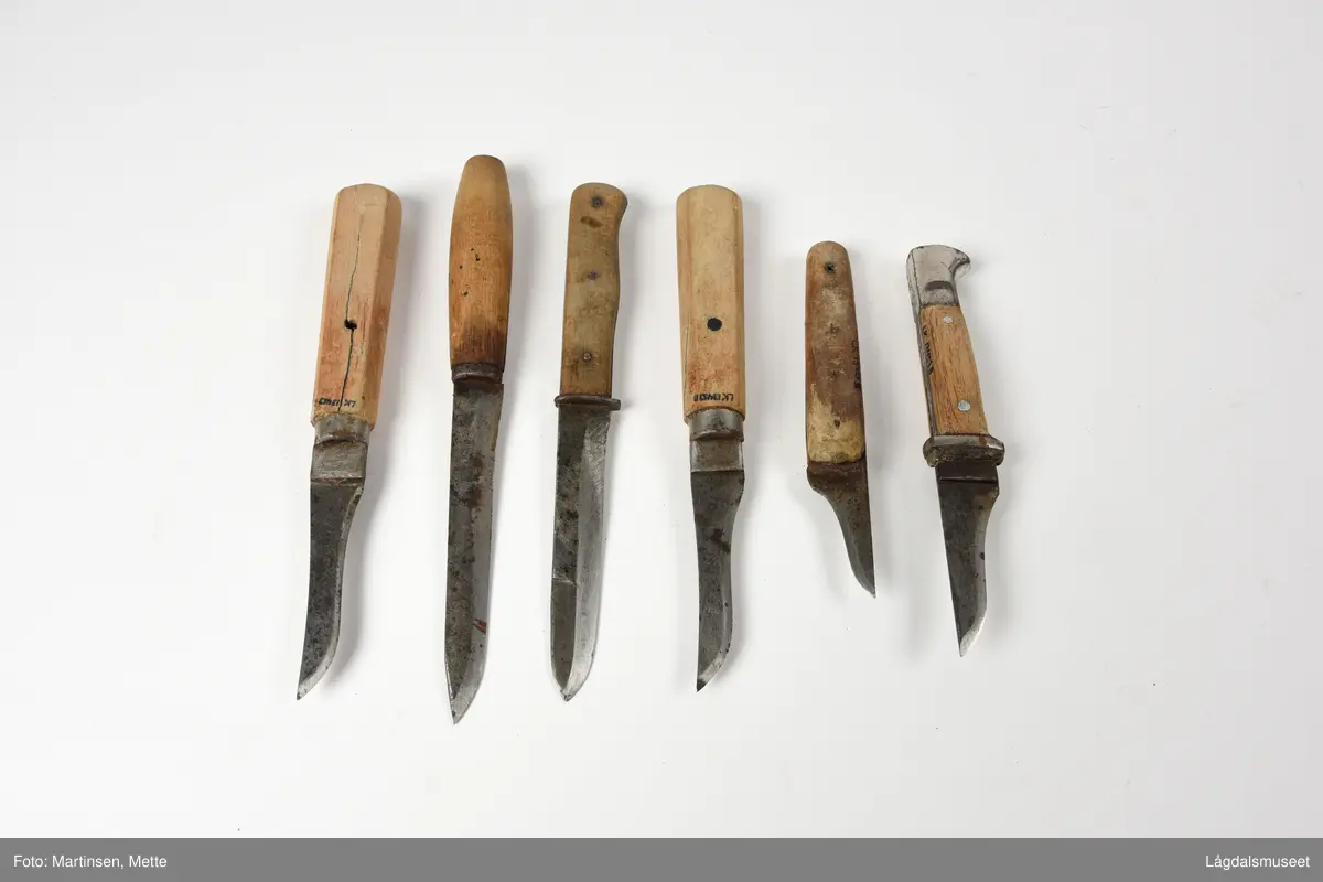 Hjemmesydd skinnfuteral med seks godt brukte slakterkniver.