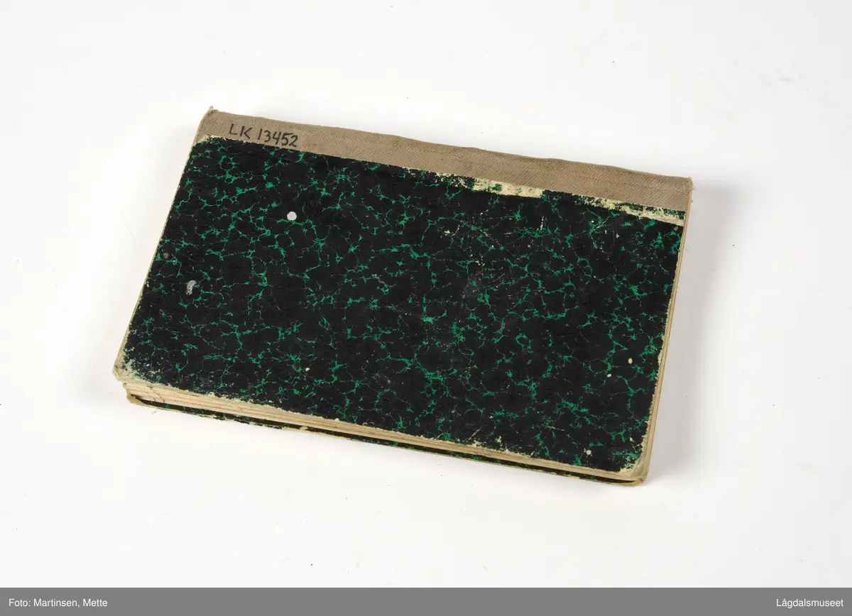 Notisbok brukt av Gunnulf Blårud ved loggføring av slaktearbeidet på siste halvdel av 1940-tallet. I tillegg to rundskriv. Det første gjelder priskunngjøring nr. 8/47 angående prisbestemmelser for omgangsslakting i Buskerud, Vestfold og Telemark fylker. Det andre er priskunngjøring nr. 1 1947 for maksimalpriser for godskjøring med hest i Buskerud, Vestfold og Telemark fylker.