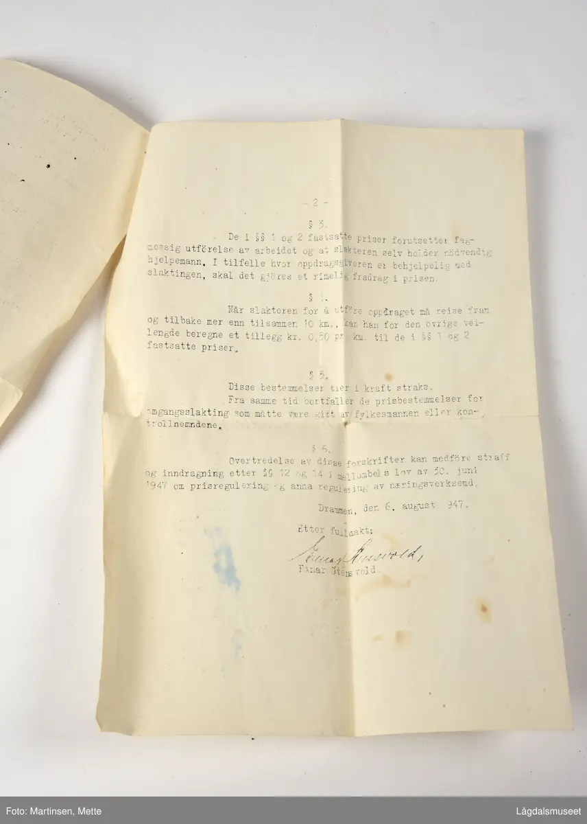Notisbok brukt av Gunnulf Blårud ved loggføring av slaktearbeidet på siste halvdel av 1940-tallet. I tillegg to rundskriv. Det første gjelder priskunngjøring nr. 8/47 angående prisbestemmelser for omgangsslakting i Buskerud, Vestfold og Telemark fylker. Det andre er priskunngjøring nr. 1 1947 for maksimalpriser for godskjøring med hest i Buskerud, Vestfold og Telemark fylker.