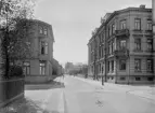 Platensgatan i Linköping 1904 med en vy mot söder från gatans korsning med Kungsgatan. Byggnaden till vänster stod inflyttningsklar 1877 som bostad för lasarettsläkaren Ludvig Åman med familj. Till höger det 15 år senare tillkomna Platensgatan 8. Som synes var Platensgatans sträckning bortom de beskrivna husen ännu i avsaknad av stadsmässig bebyggelse.