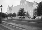 Frimurarehotellet från Vasavägen i Linköping. Fotoåret 1913 var den pampiga byggnaden nyligen invigd, uppförd efter ritningarna av domkyrkoarkitekten i Lund, Theodor Wåhlin.