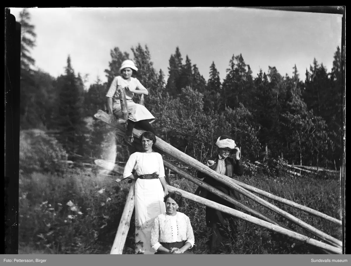 Två fäbodbilder, sannolikt från Klackbodarna i Stöde. Fyra kvinnor, tre yngre och en äldre, står vid en gärdesgård.