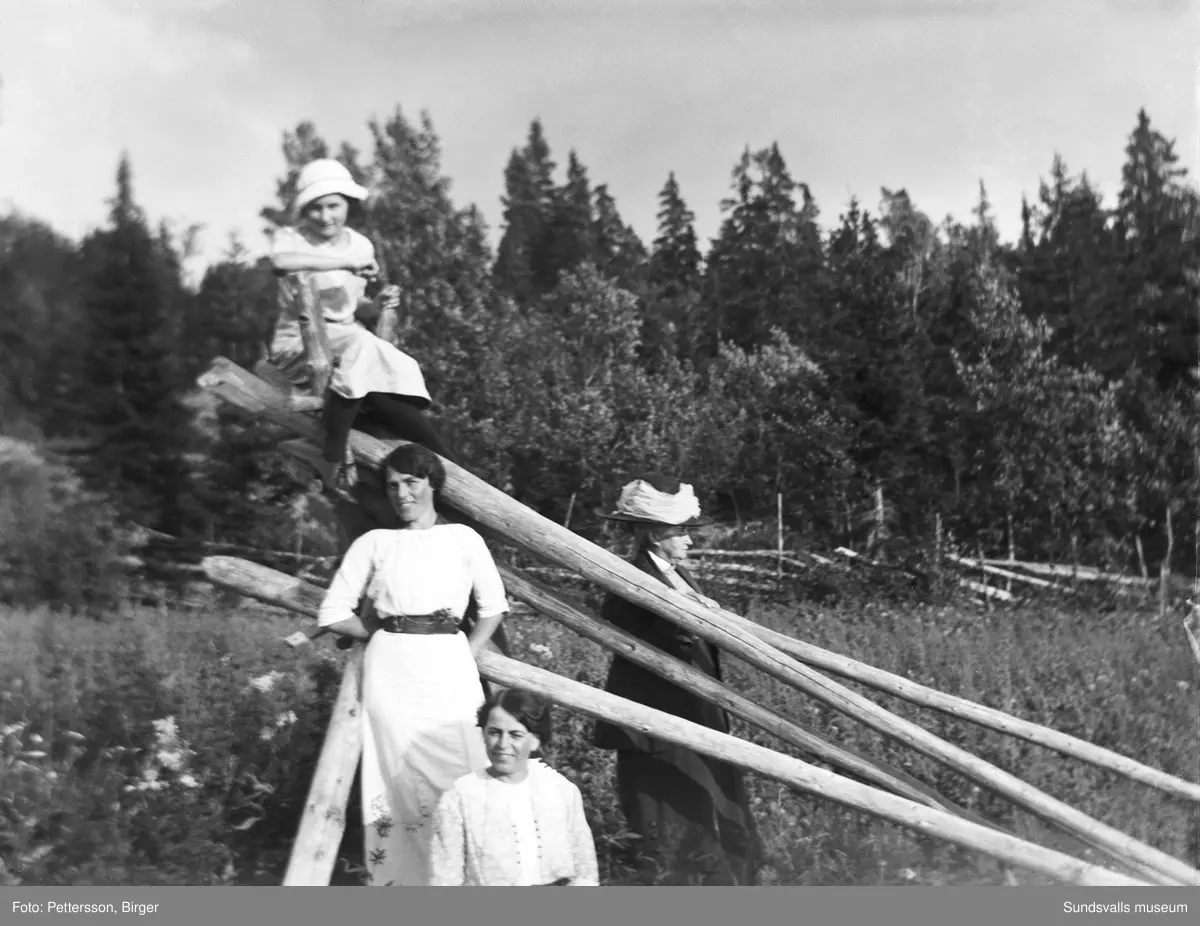 Två fäbodbilder, sannolikt från Klackbodarna i Stöde. Fyra kvinnor, tre yngre och en äldre, står vid en gärdesgård.