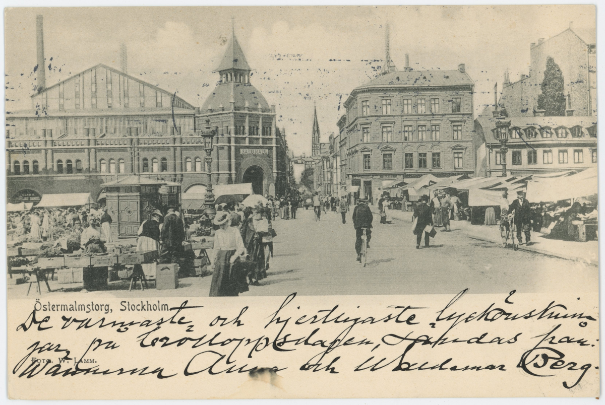 Vykort med motiv av Östermalmstorg, Stockholm. Vykortet är poststämplat den 22/10-1905.