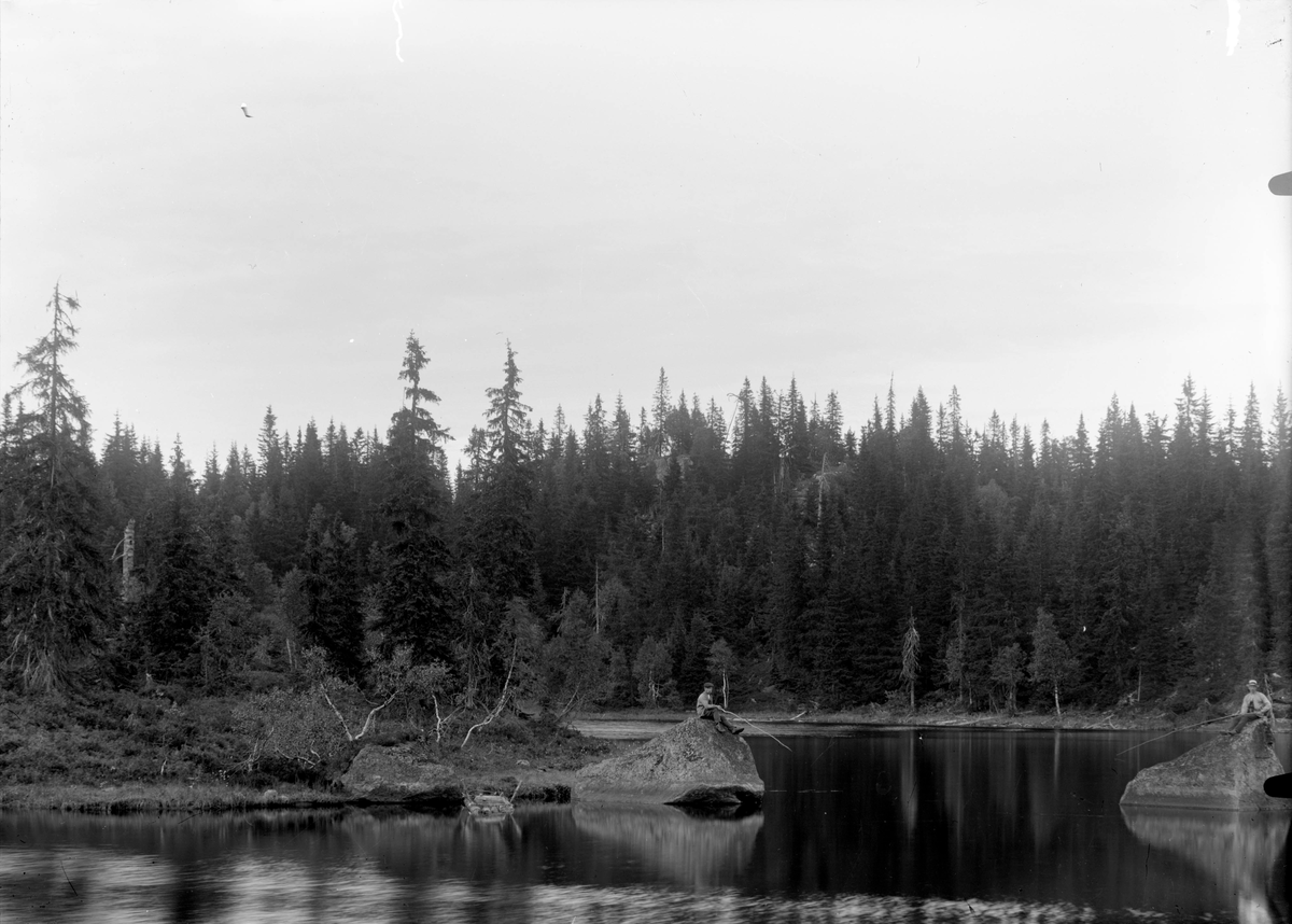 Brødrene Peder og Martin Romsdalen på fisketur i Arkvannet.

Fotosamling etter fotograf og skogsarbeider Ole Romsdalen (f. 23.02.1893).