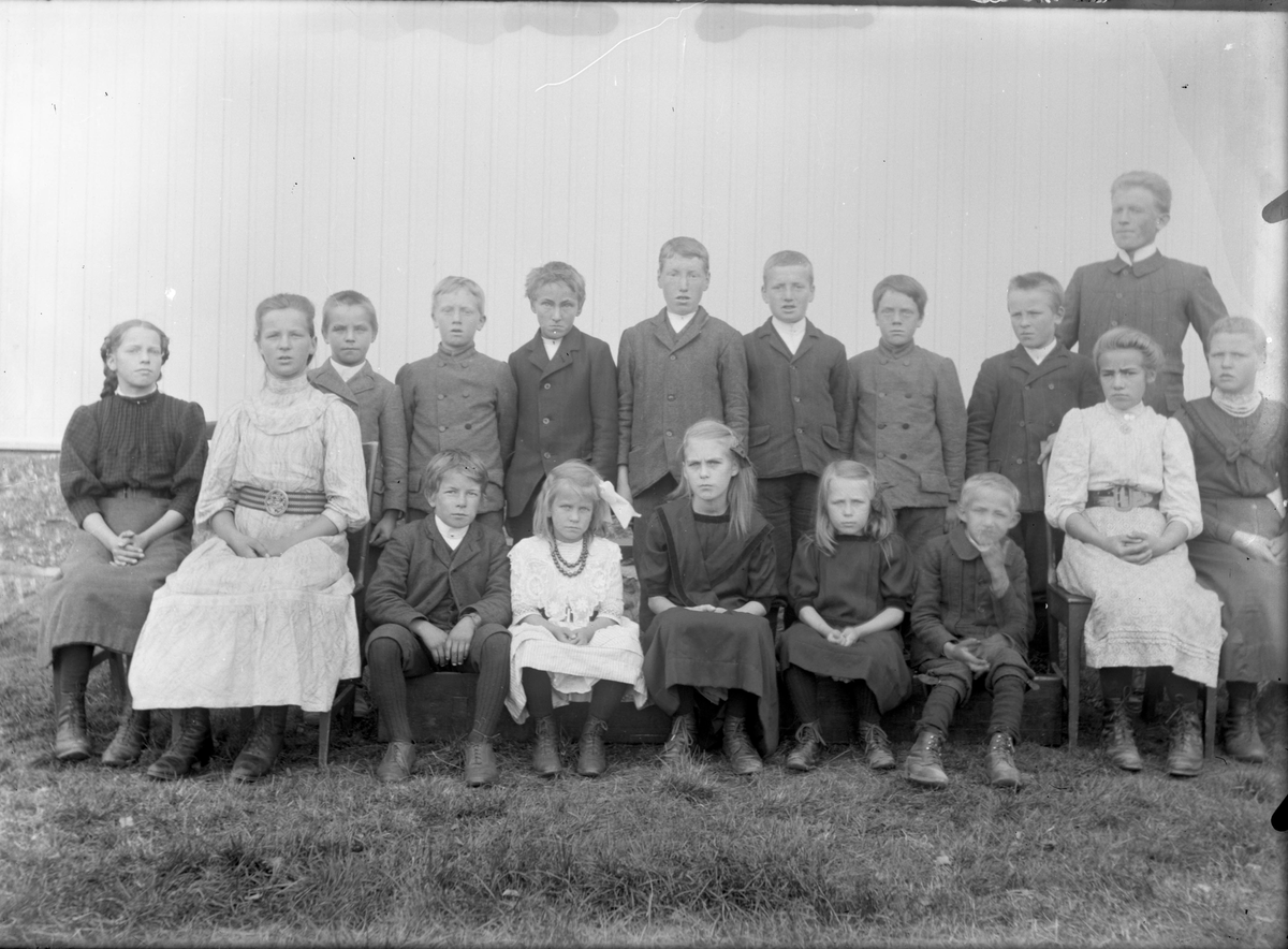 Gruppeportrett, ant. skolebarn.

Fotosamling etter fotograf og skogsarbeider Ole Romsdalen (f. 23.02.1893).