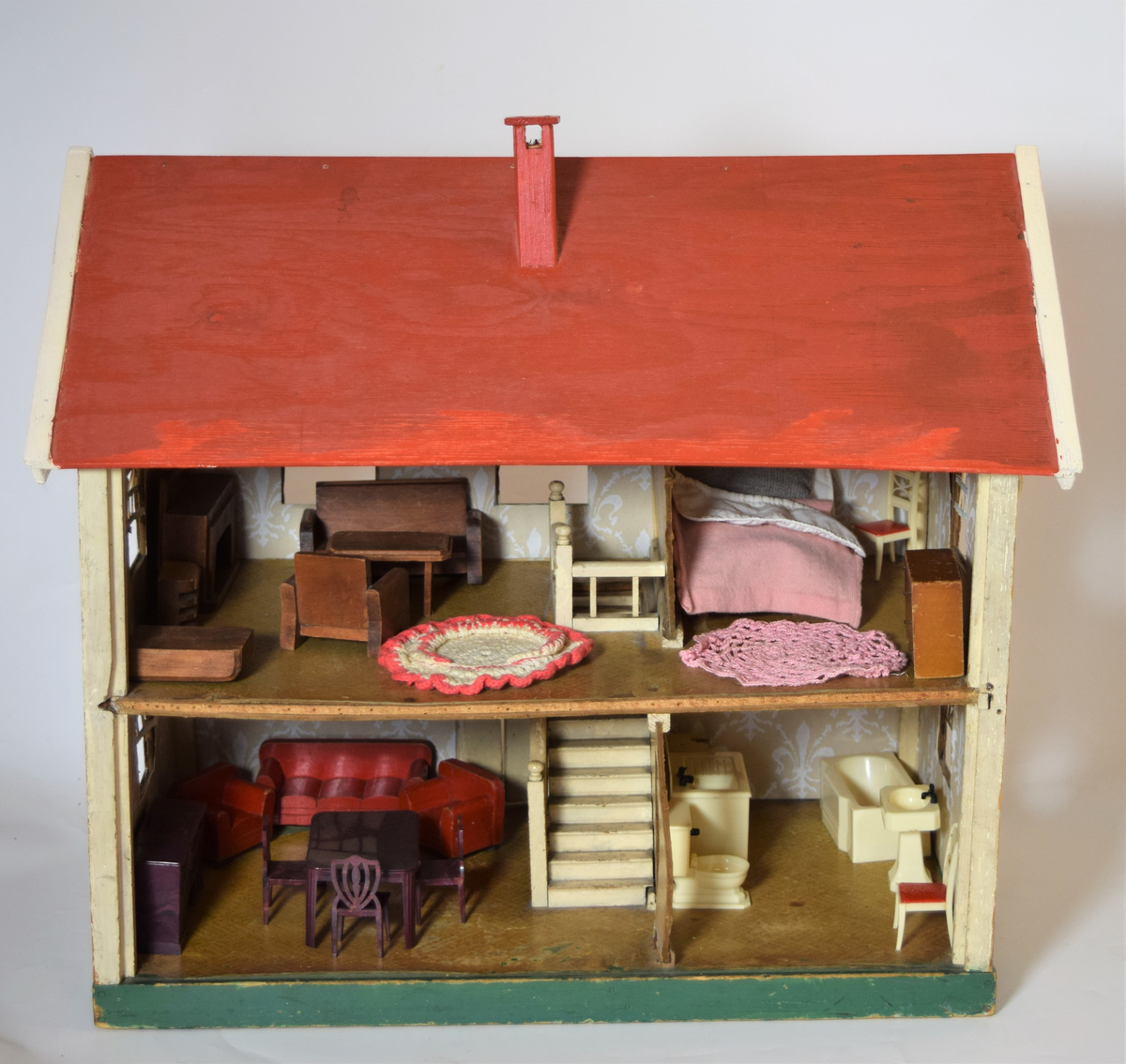 Amerikansk dukkehus tilhørende en jente som var barn av norske arbeidsutvandrere i Brooklyn (1945). 

Det er laget som en kasse hvor den ene langsiden mangler. Huset er delt inn i to etasjer med totalt fire rom, (to stuer, bad og soverom) og tak med pipe som kan løftes av. Opprinnelig hadde det elektriske lamper som lyste. Møbler kom etter hvert, først tremøbler og senere moderne bakelittmøbler. Eier tapeteserte huset selv (med hjelp av en voksen) og brukte tapetrester fra et hus på Long Island. 

Senere ble dukkehuset tatt med til Mandal (1947), hvor det ble benyttet adapter slik at lysene kunne skinne og det vakte stor beundring hos de norske barna.

Huset fikk noen nye reperasjoner i 2003, da det fremdeles var i bruk av første eiers barnebarn.