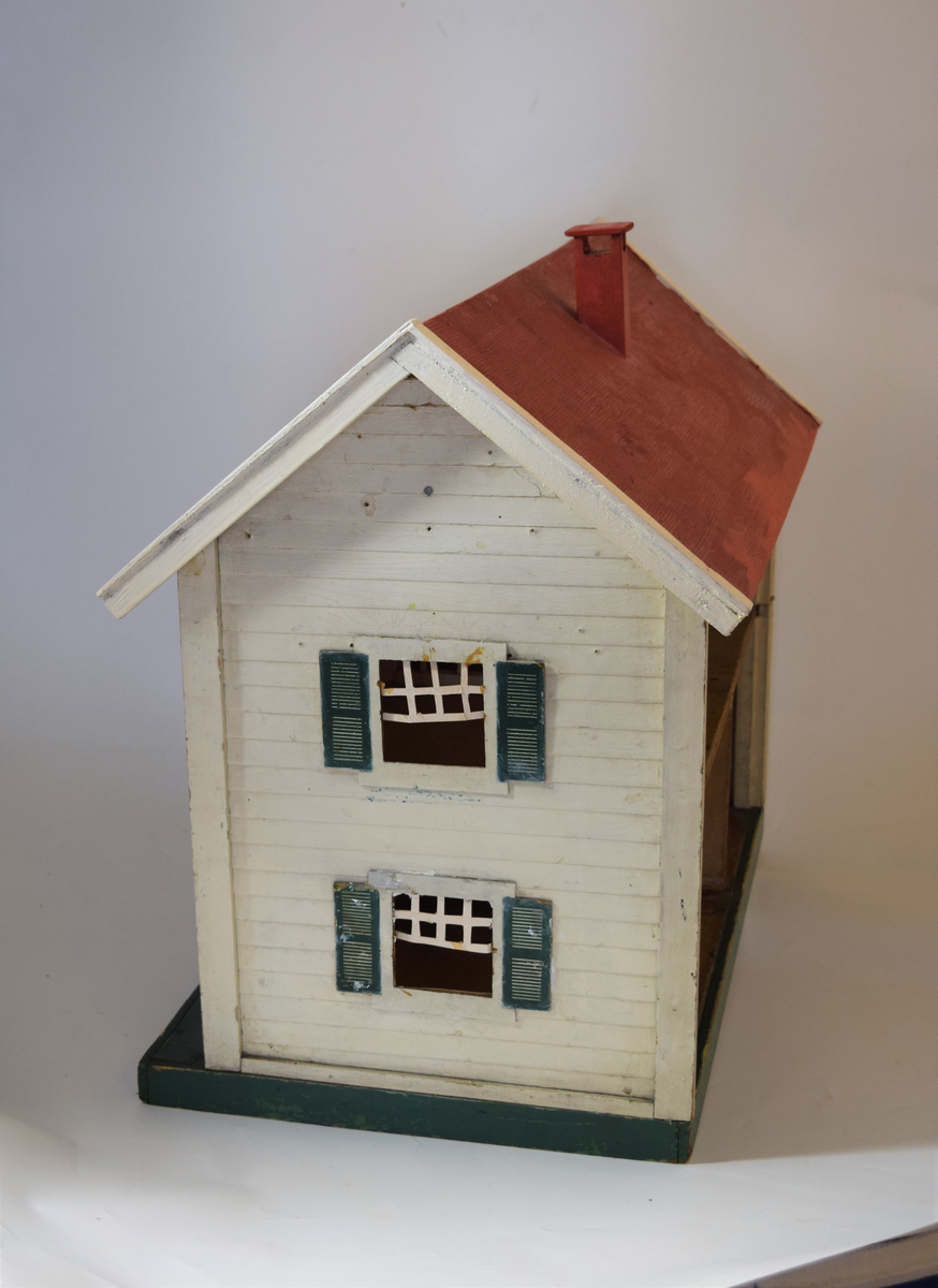 Amerikansk dukkehus tilhørende en jente som var barn av norske arbeidsutvandrere i Brooklyn (1945). 

Det er laget som en kasse hvor den ene langsiden mangler. Huset er delt inn i to etasjer med totalt fire rom, (to stuer, bad og soverom) og tak med pipe som kan løftes av. Opprinnelig hadde det elektriske lamper som lyste. Møbler kom etter hvert, først tremøbler og senere moderne bakelittmøbler. Eier tapeteserte huset selv (med hjelp av en voksen) og brukte tapetrester fra et hus på Long Island. 

Senere ble dukkehuset tatt med til Mandal (1947), hvor det ble benyttet adapter slik at lysene kunne skinne og det vakte stor beundring hos de norske barna.

Huset fikk noen nye reperasjoner i 2003, da det fremdeles var i bruk av første eiers barnebarn.