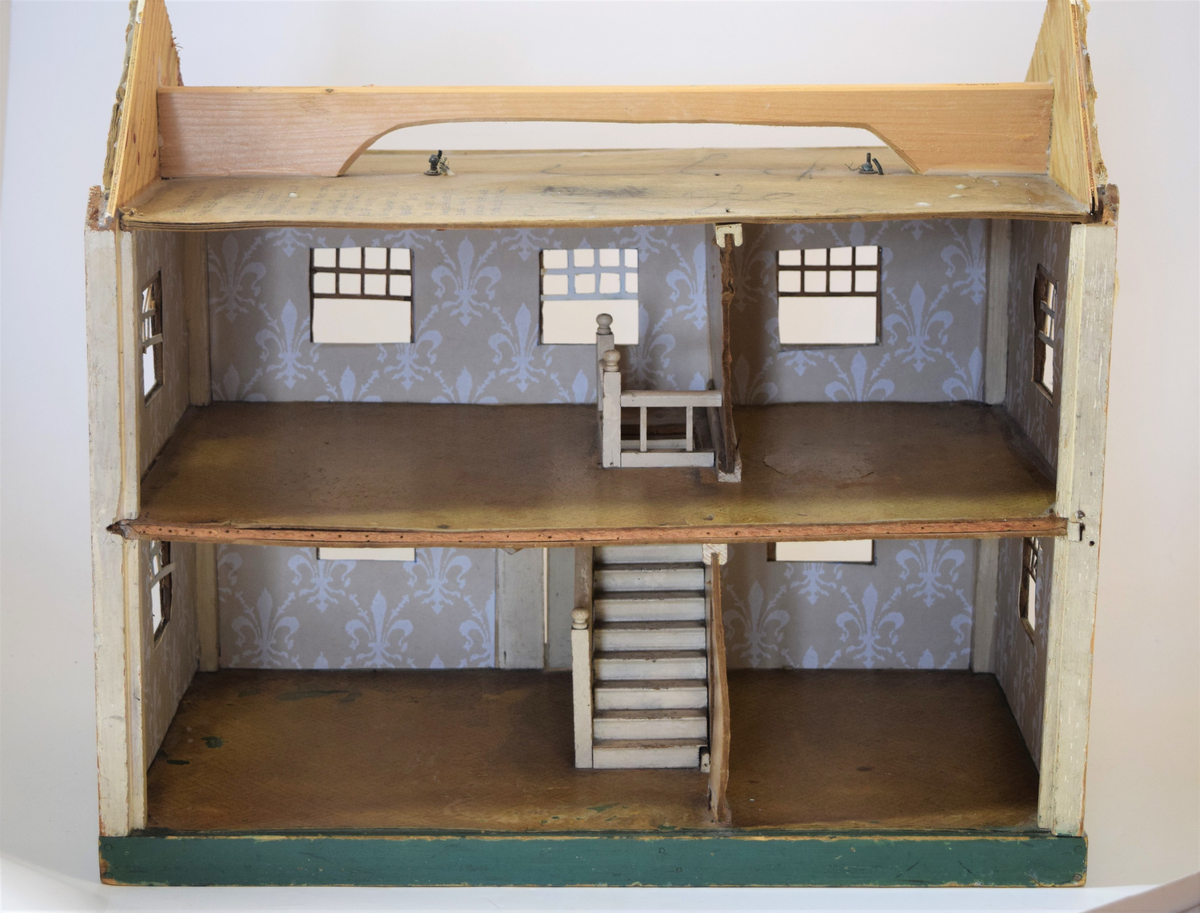 Amerikansk dukkehus tilhørende en jente som var barn av norske arbeidsutvandrere i Brooklyn (1945). 

Det er laget som en kasse hvor den ene langsiden mangler. Huset er delt inn i to etasjer med totalt fire rom, (to stuer, bad og soverom) og tak med pipe som kan løftes av. Opprinnelig hadde det elektriske lamper som lyste. Møbler kom etter hvert, først tremøbler og senere moderne bakelittmøbler. Eier tapeteserte huset selv (med hjelp av en voksen) og brukte tapetrester fra et hus på Long Island. 

Senere ble dukkehuset tatt med til Mandal (1947), hvor det ble benyttet adapter slik at lysene kunne skinne og det vakte stor beundring hos de norske barna.

Huset fikk noen nye reperasjoner i 2003, da det fremdeles var i bruk av første eiers barnebarn.
