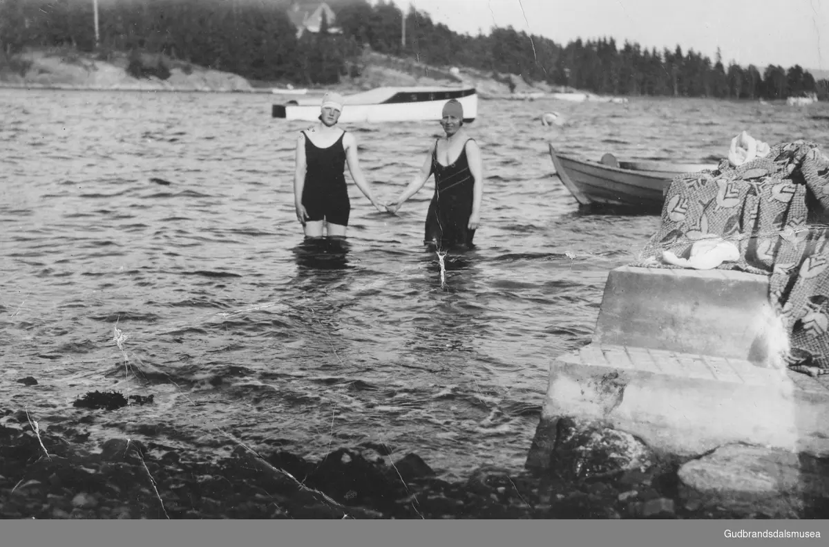 Astrid og Sigrid i badet.
Eier Pål Arne Snerle.