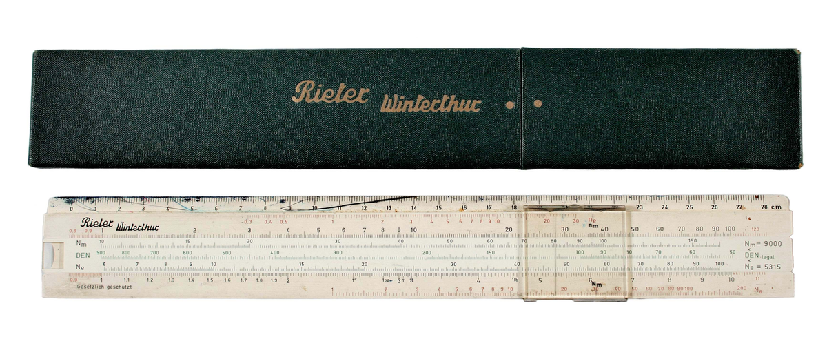 Räknesticka. Vit. Plast eller celluloid. Förvaras i blått fodral av papp. Märkt: "Rieter Winterthur"