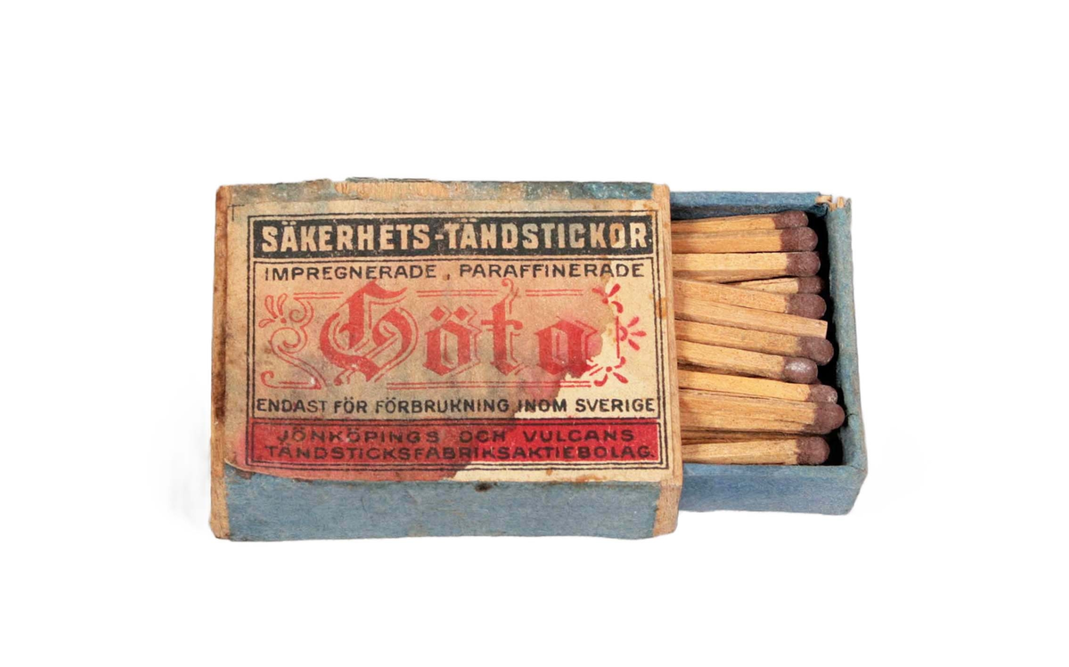 Blåfärgad, rektangulär tändsticksask i papp, med flerfärgad etikett på ovansidan märkt: "GÖTA SÄKERHETS-TÄNDSTICKOR". Insidan med utskjutbar ask fylld med tändstickor i ofärgat trä. Etikett fuktskadad.