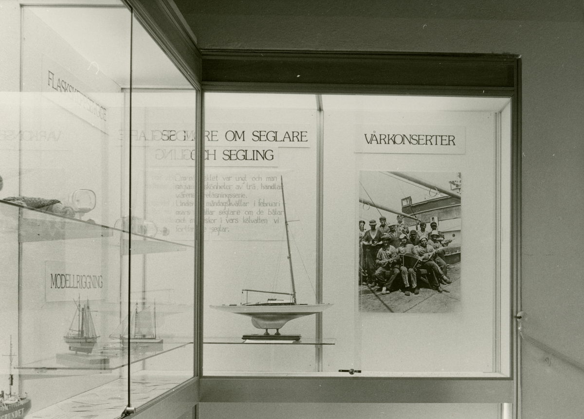 Utställning i trappmonter om aktiviteter och evenemang på Sjöhistoriska museet.