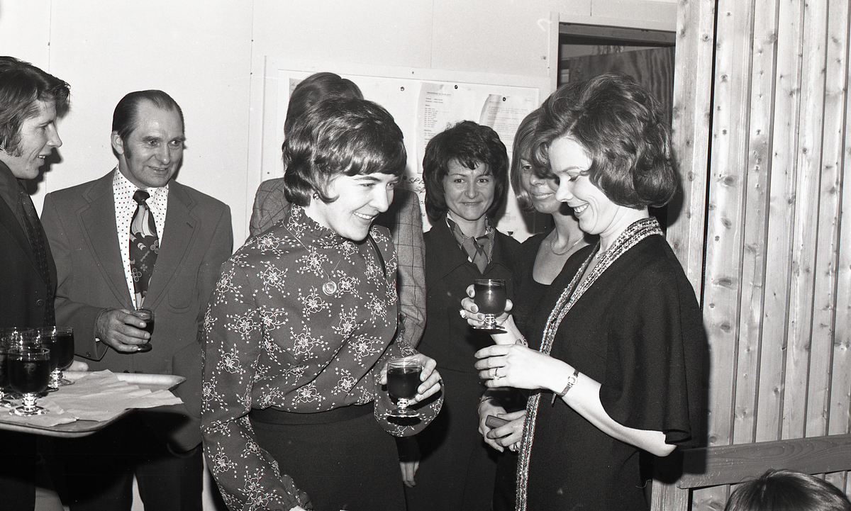 Bilde fra solfest i Svea saloon, 1975. "Søstrene" Diny, Grethe, Johanne og Kari.  