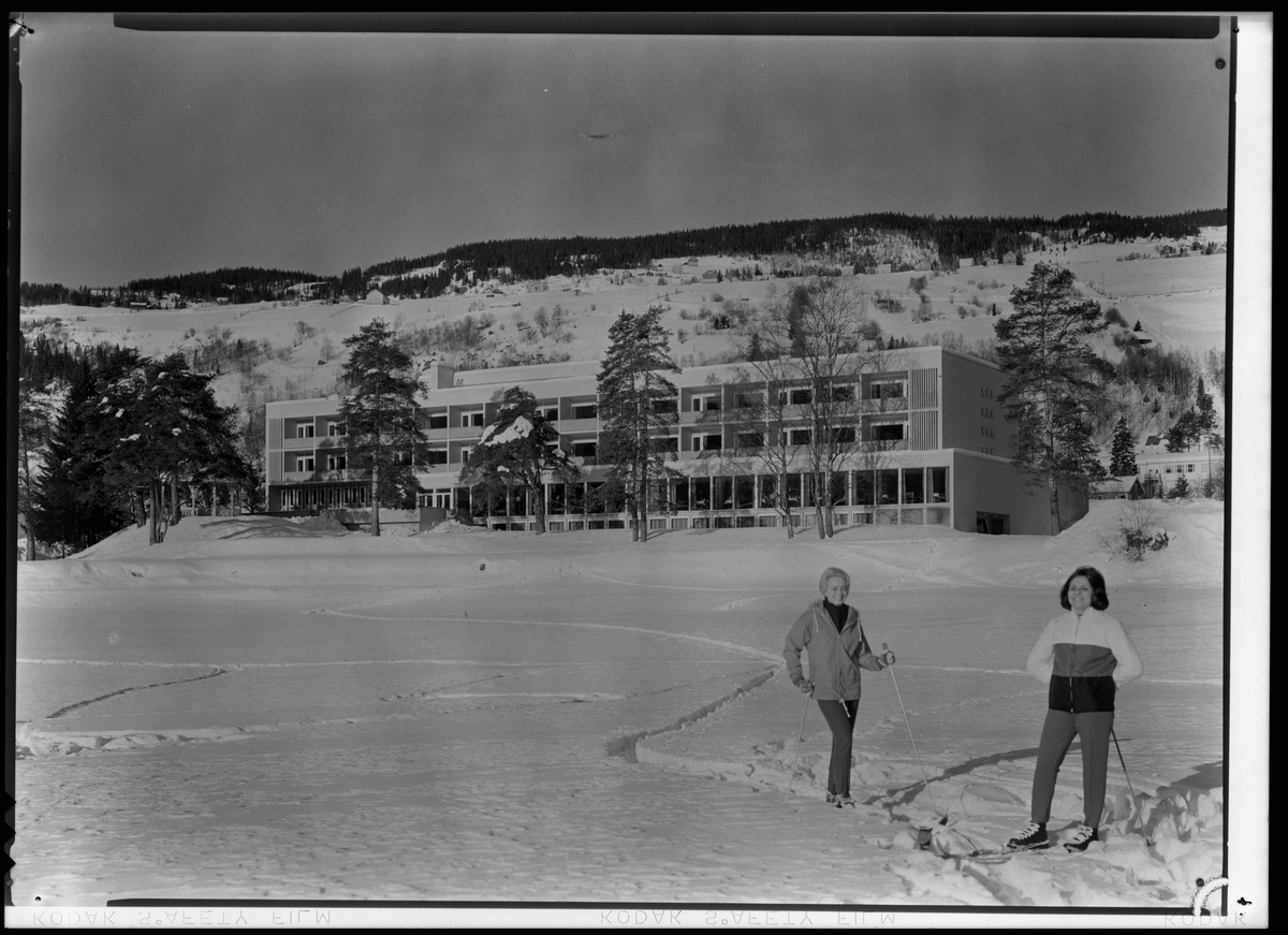 Motiv fra spisesalen på Fagernes Hotell, 1968.