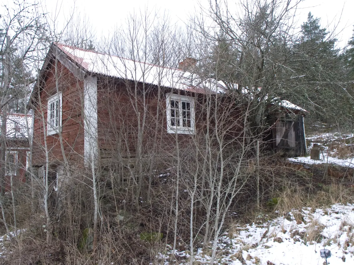 Kulturhistorisk dokumentation av mangårdsbyggnad inom Skarpsundby 3:2. Bilder på gårdens övriga byggnader. 


Snickarbod och smedja.