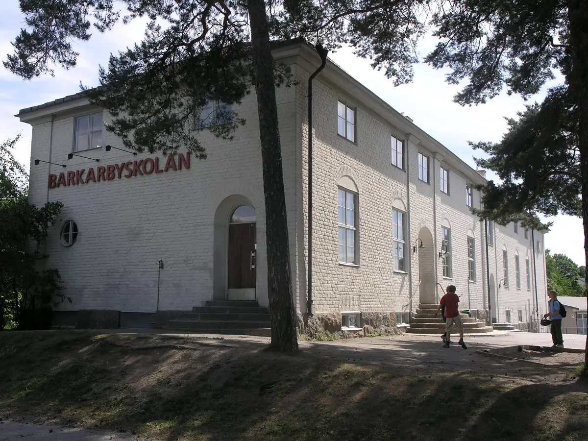 Längst med Mälarbanan.


Barkarbyskolan uppfört 1920 efter ritningar av arkitekten Jacob Gate; Järfälla kommun.