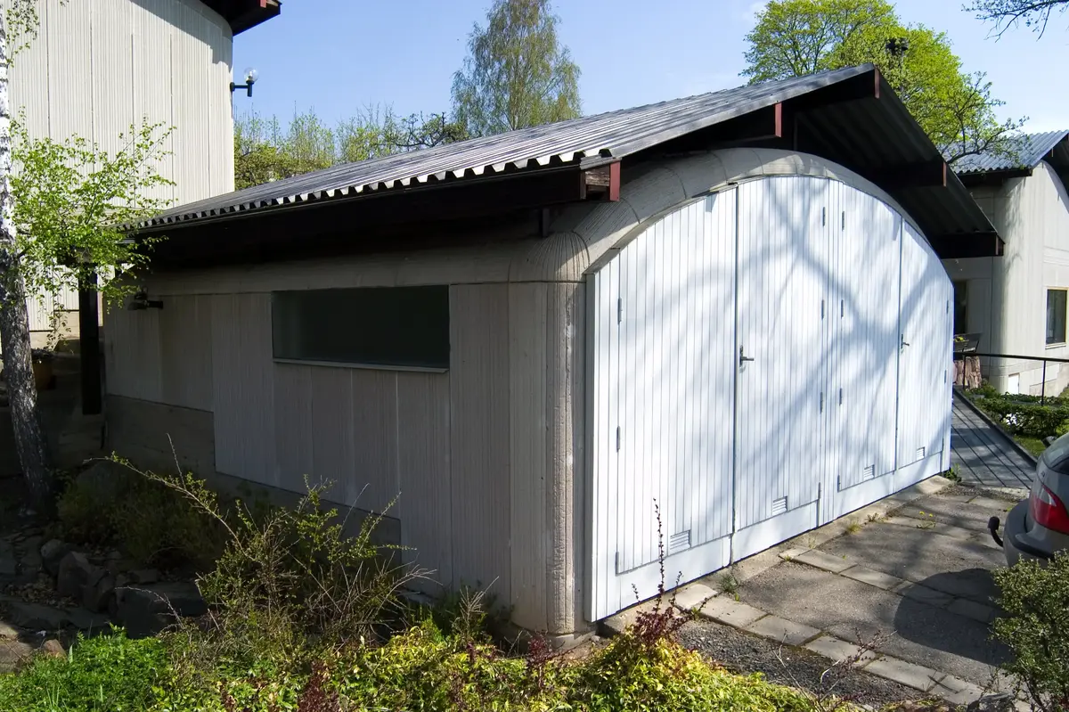 Drottningholm 1:39
Byggnadminne nr: 160
Garage.
Arkitekt  Ralph Erskine; Vernon Gracie. Byggt 1963.