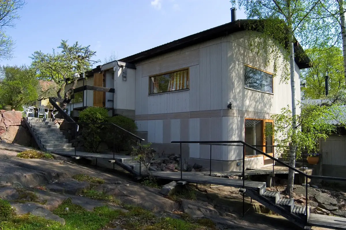 Drottningholm 1:39
Byggnadminne nr: 160
Kontorshus.
Arkitekt  Ralph Erskine; Vernon Gracie. Byggt 1963.