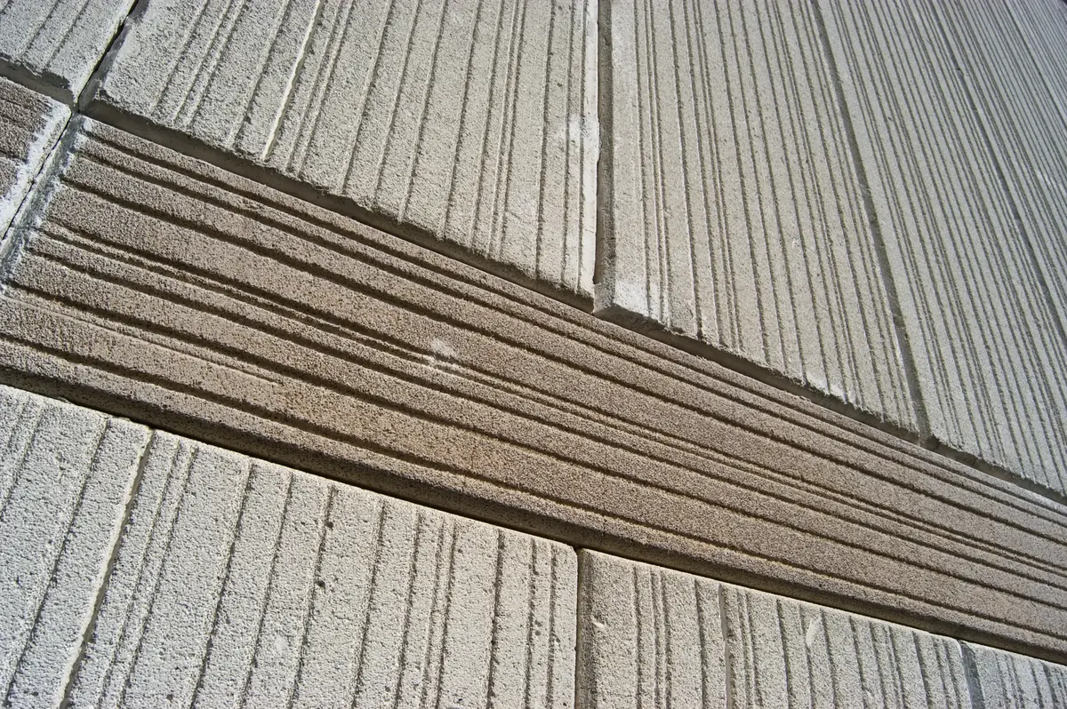 Drottningholm 1:39
Byggnadminne nr: 160
Detalj av fasaden; "krattad" betong.
Arkitekt  Ralph Erskine; Vernon Gracie. Byggt 1963.