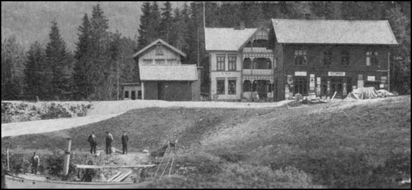 Laagens Farmand ved brygga i Hvittingfoss. 
Dampbåt som gikk på Lågen et par sesonger tidlig på nittenhundretallet. 
Bak ser vi Vittingfoss stasjon og "Jernbanehotellet"