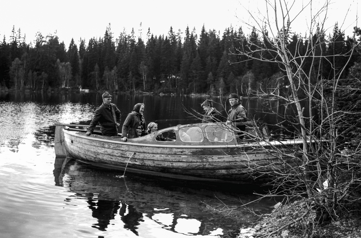 På tur med Damvokter Arne Saga. 
 I båten fv. Arne Saga, Birgit Thidemansen, Marit Nesset, Gerda Saga, Leif Nesset.