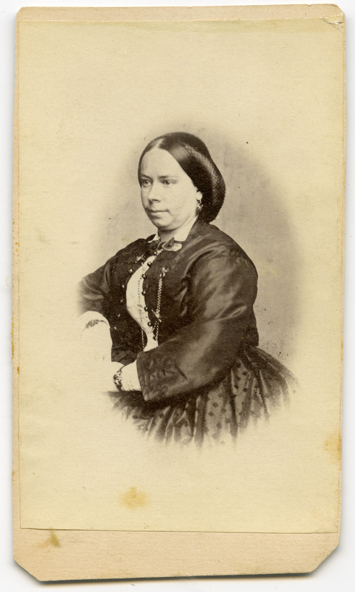 Porträtt på Anne Charlotte Carolina Von Otter. Född år 1830 och död år 1914. Gift med H.C. Printzensköld.