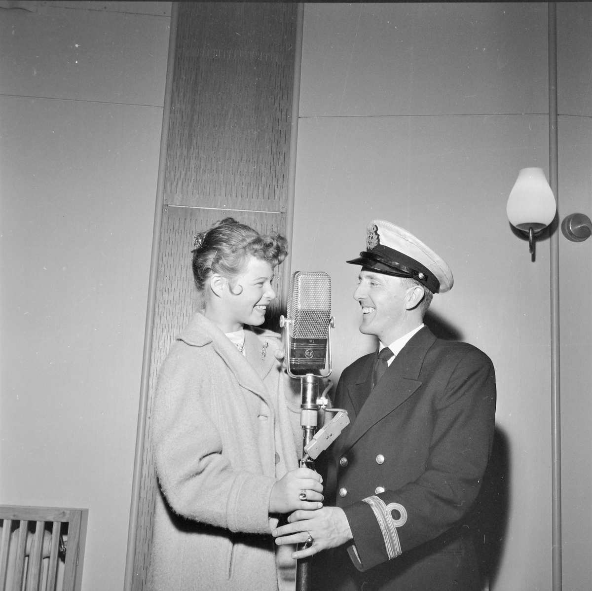 Lillian Nilsen og Hans Fredrik Friis-Olsen i Kringkastingen