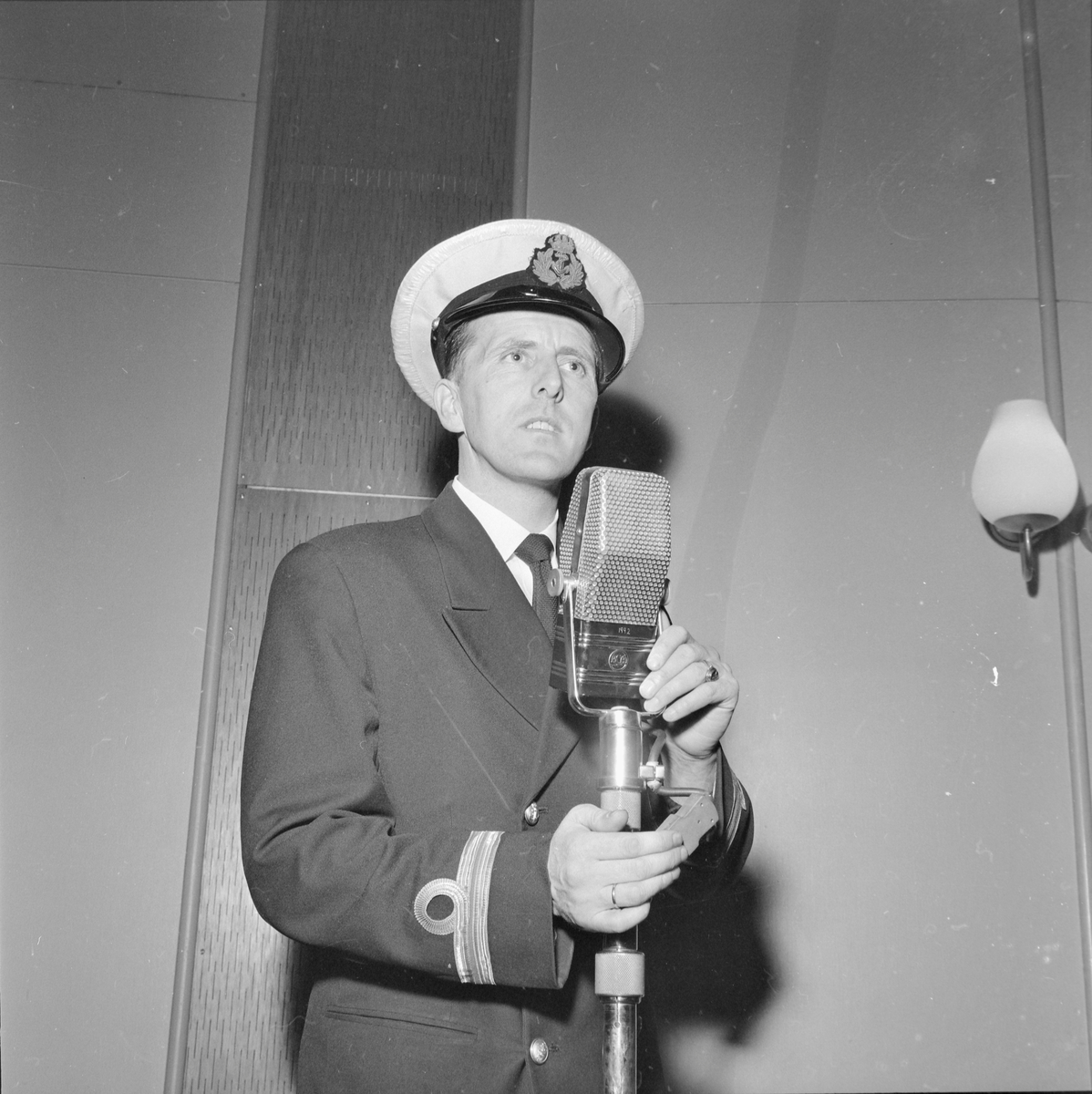 Lillian Nilsen og Hans Fredrik Friis-Olsen i Kringkastingen