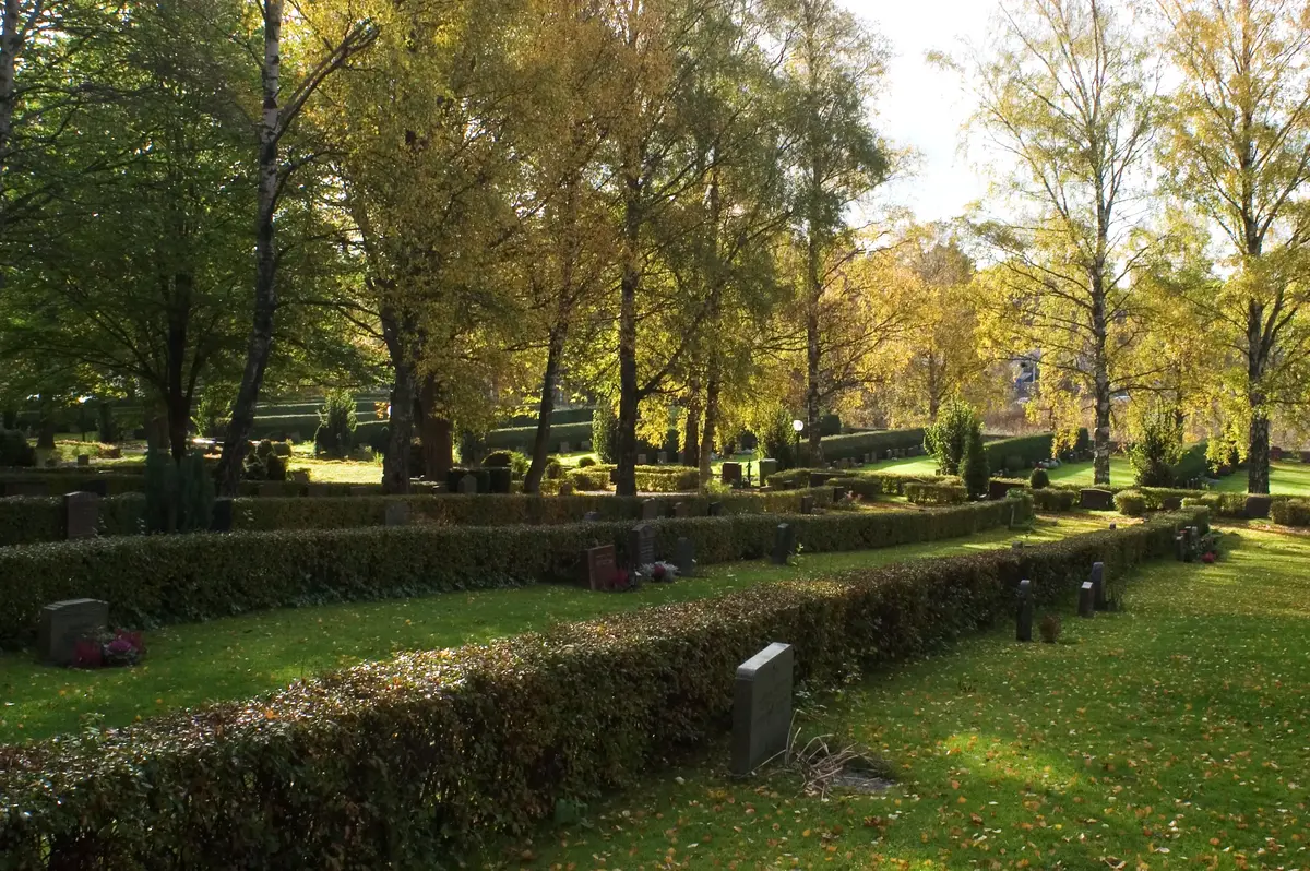 Kyrkogård vid Järfälla kyrka; uppförd i slutet på 1100-talet.