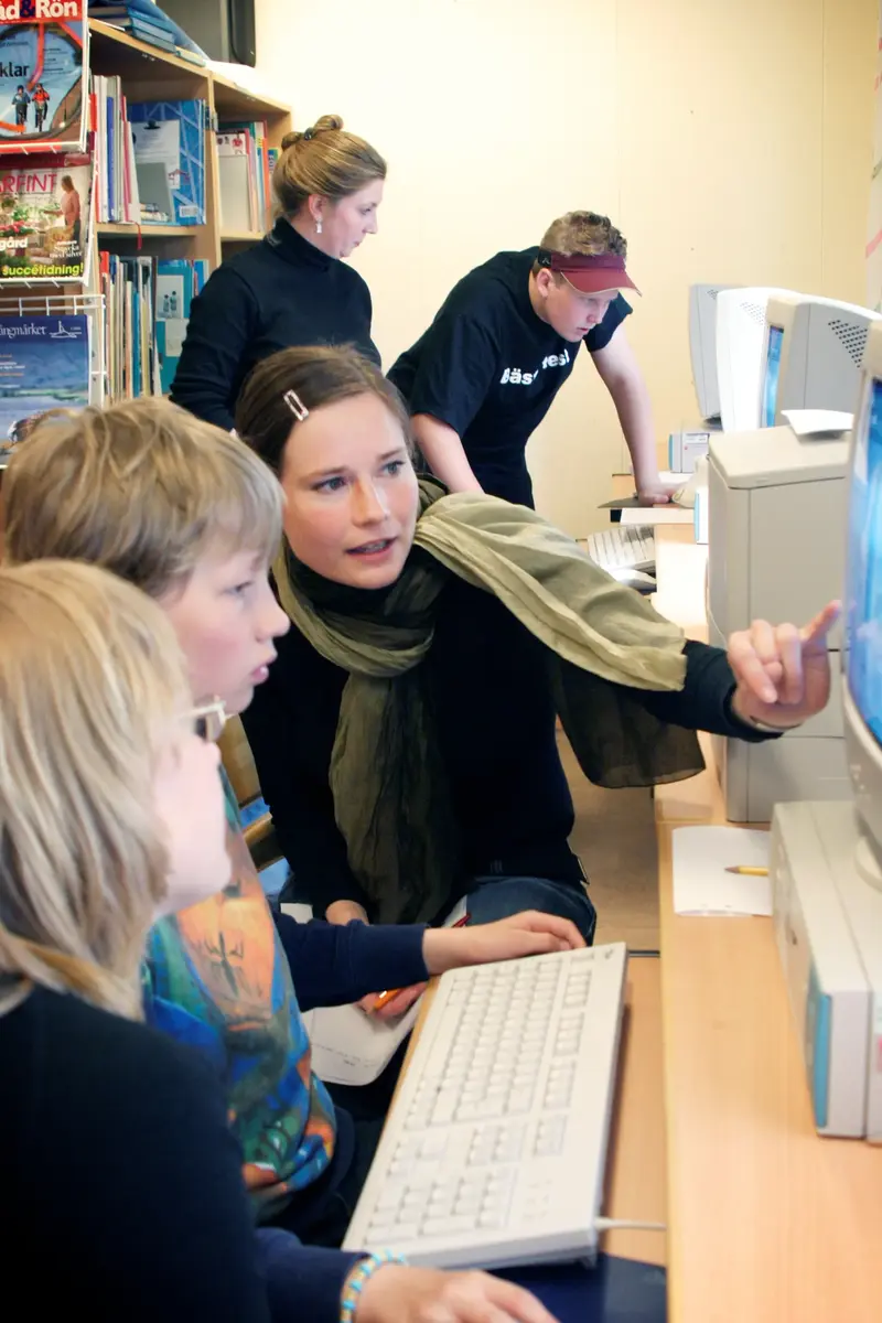 Möja Skola. Elisabet och Weronica undervisar i skolans bibliotek om olika sökmetoder.