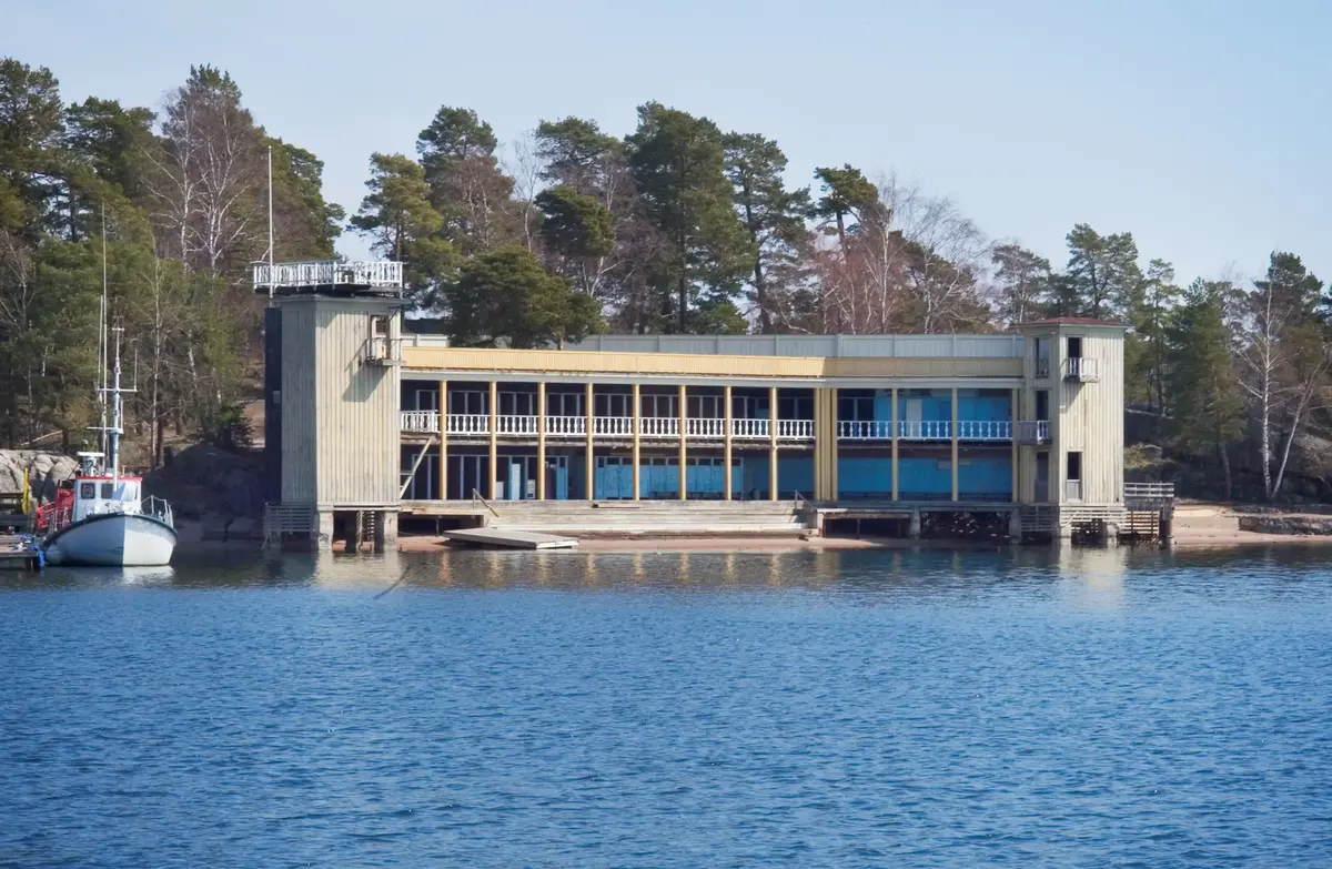 Kallbadhuset sett från andra sidan vattnet.