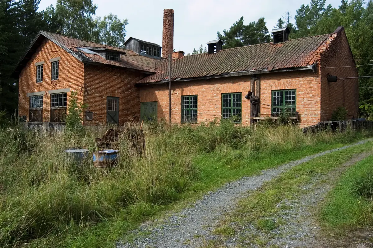 Smedja och maskinhall.