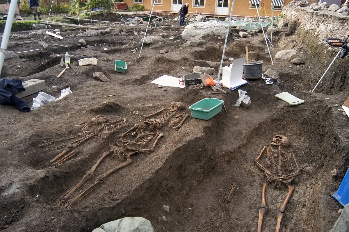 Arkeologisk undersökning av gravar och stadsgårdar i kvarteret Humlegården i Sigtuna 2006. Sigtuna sn; Sigtuna kn.