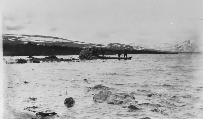 NTRMF39-01692: Grenserøys, elvebåt. Nord-Troms Museum.