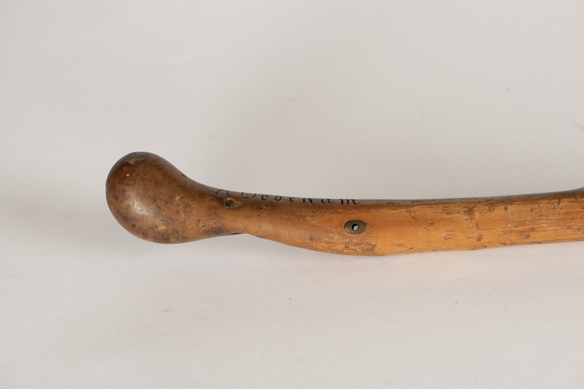 Spaserstokk laget av et trestykke/en grein. I den ene enden kuleformet, denne fungerer som håndtak. I den andre enden påsatt en pigg av jern.