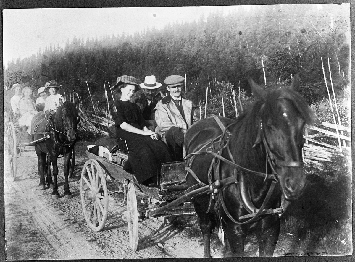 Hesteskyss på "gamlevegen" på Totenåsen året 1915. Personene i den fremste kjerra er ukjente. I skyssen bak sitter søstrene Ramstad og Magda Nettum.