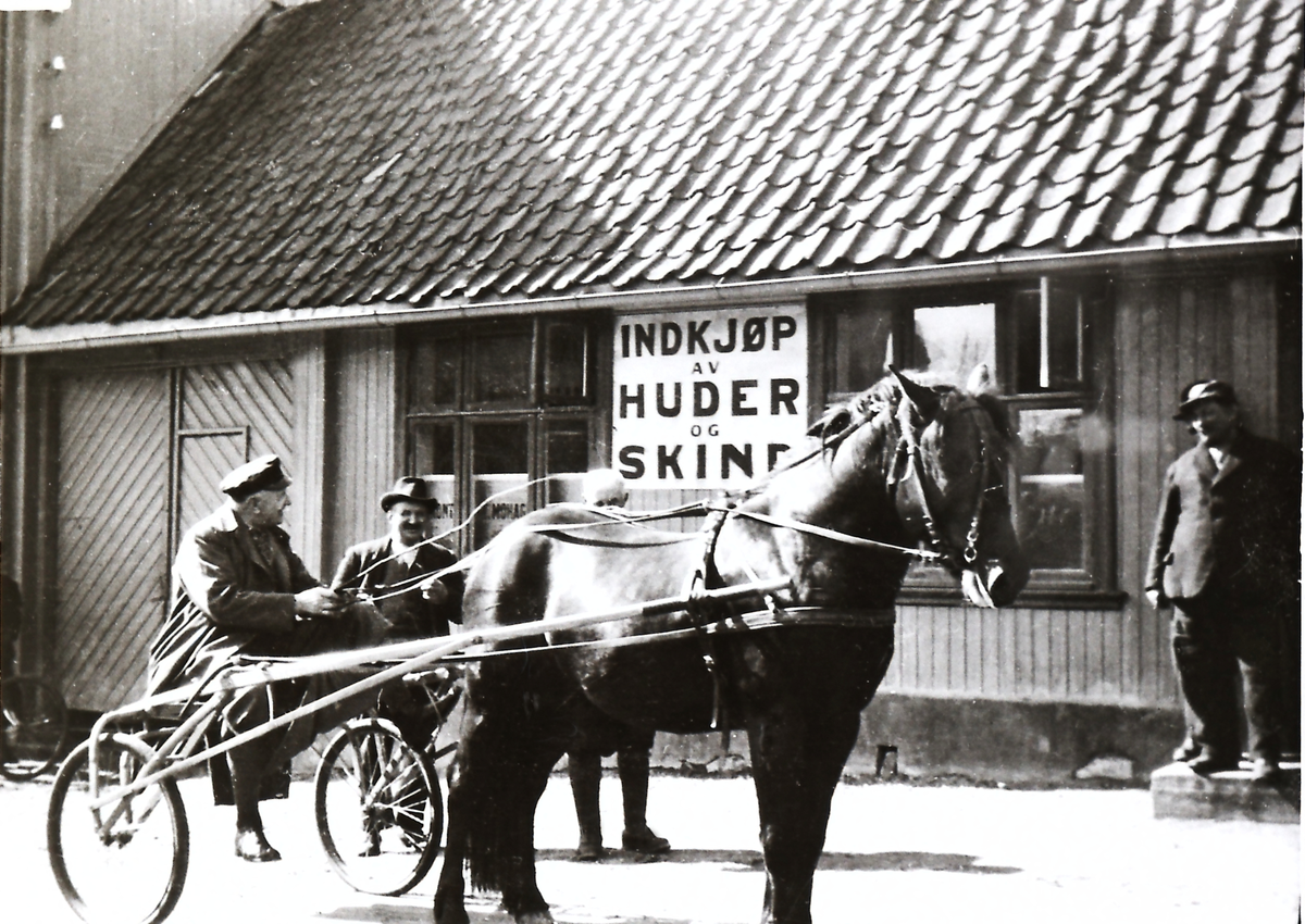 Fra Chr. 4. gate. Mohagens gård.
Fra v. : Vognmann Knut Andersen Tangen f.1874 m/hest, Johannes Lindtvedt (1874-1949), Jørgen Simenstad (1871-1950), Ole Bogen f.1864