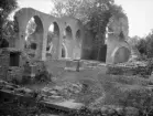 Alvastra klosterruin genom amatörfotografen Fritz Lovéns kameralins. Den historieintresserade före detta översten kombinerade gärna sina förnöjelser när så var möjligt. I detta fall var det en tjänsteresa från hemstaden Linköping mot Gränna där tillfället inte förkastades.