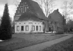 Åtvids gamla kyrka 1917. År 1885 beslutades att kyrkan skulle rivas till förmån för den nya kyrkan som invigdes samma år. Gamla kyrkan förföll men kom aldrig att rivas. Efter en tids restaurering kom den istället att nyinvigas 1957.