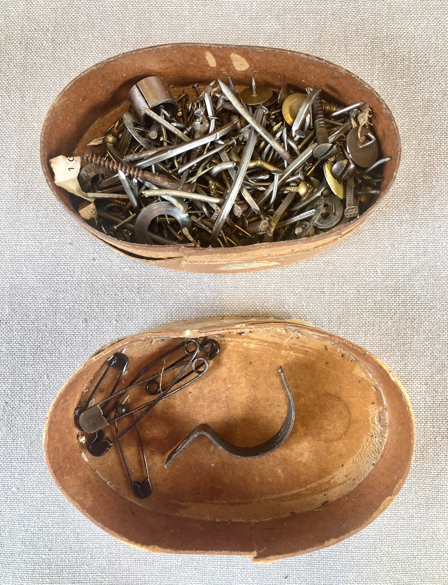 Fire tomme papirkonvolutter med påskrift.
To flettede snorer i ull med renneløkke.
En papirkonvolutt med påskrift som inneholder tre låsdirker i metall.
En kraftig ståltråd.
To kantebånd i dongeristoff viklet rundt en stein. Båndene er til sammen omtrent 3 meter lange. Trolig rømningstau.
To ovale tobakksdåser i papp som inneholder en mengde skruer, spiker, sikkerhetsnåler og andre små metallobjekter.