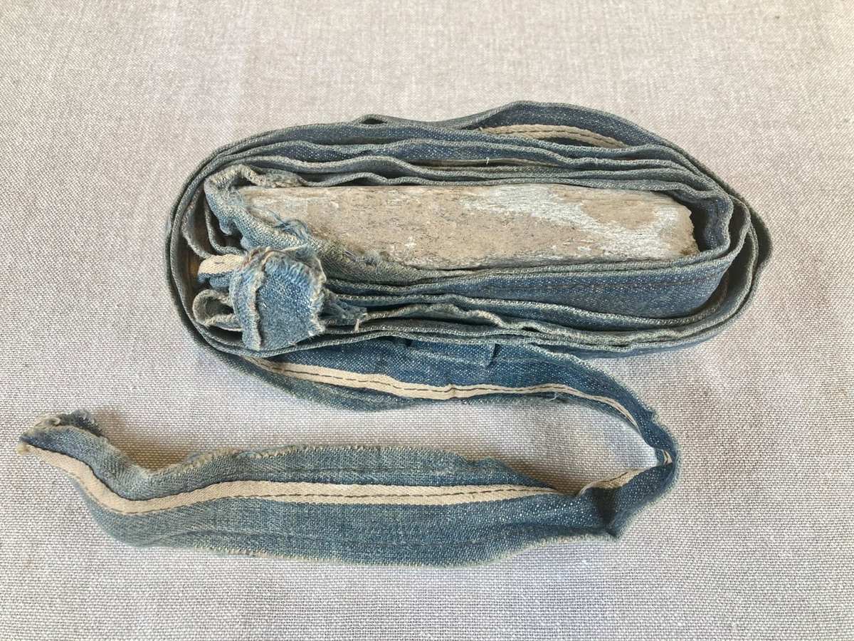 Fire tomme papirkonvolutter med påskrift.
To flettede snorer i ull med renneløkke.
En papirkonvolutt med påskrift som inneholder tre låsdirker i metall.
En kraftig ståltråd.
To kantebånd i dongeristoff viklet rundt en stein. Båndene er til sammen omtrent 3 meter lange. Trolig rømningstau.
To ovale tobakksdåser i papp som inneholder en mengde skruer, spiker, sikkerhetsnåler og andre små metallobjekter.